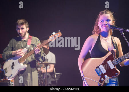 London, Großbritannien. Dienstag, 19 November, 2019. Nilufer Yanya auf der Bühne an der Shepherds Bush O2. Foto: Roger Garfield/Alamy leben Nachrichten Stockfoto