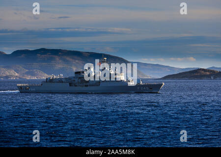 Die türkische Kriegsschiff TCG Oruçreis (F-245), ist ein BARBAROS-Klasse fregatte dargestellt in norwegischen Gewässern während der NATO-Krieg-Spiele Stockfoto