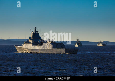 Die kranker fated KNM Helge Ingstad der norwegischen Marine in der Firma mit hdms Esbern Snare der Dänischen Marine und HMCS Halifax der Kanadischen Marine Stockfoto