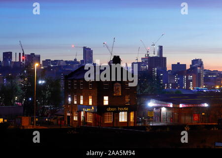 Turmkrane auf Leeds Skyline. Altus House Yorkshire höchste Gebäude, sobald abgeschlossen. Stockfoto