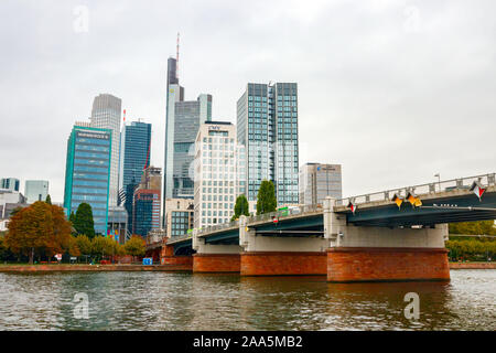 Main mit dem Untermainbrucke (Lower Main Brücke) und skyscapers der Bankenviertel (zentrale Geschäftsviertel, CBD). Frankfurt am Main, Deutschland. Stockfoto