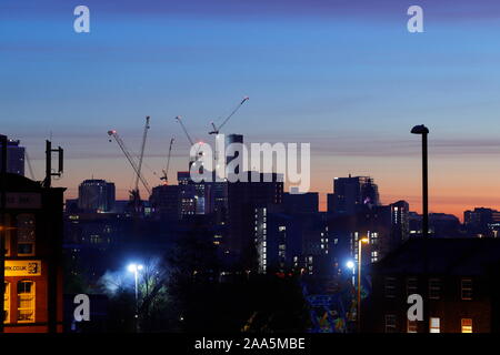 Turmkrane auf Leeds Skyline. Altus House Yorkshire höchste Gebäude, sobald abgeschlossen. Stockfoto