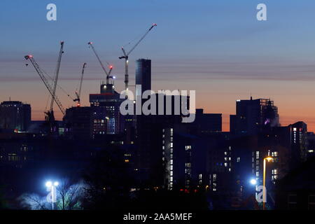 Turmkrane auf Leeds Skyline. Altus House Yorkshire höchste Gebäude, sobald abgeschlossen. Stockfoto