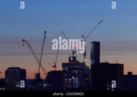 Turmkrane auf Leeds Skyline. Altus House Yorkshire höchste Gebäude, sobald abgeschlossen. Stockfoto