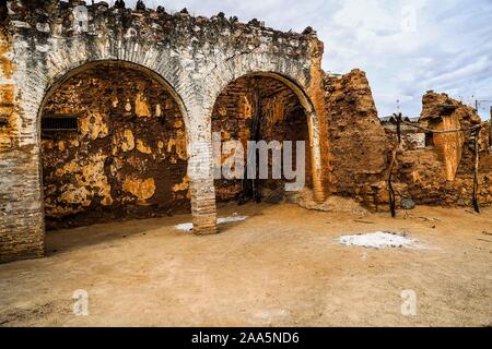 Tür und Wand der Alten oder sich verschlechternde adobe Haus in der Gemeinde oder ejido La Zollwesen in Alamos, Sonora Mexico. Dorf, Portale, Architektur © (© Foto: LuisGutierrez/NortePhoto.com) Puerta y de La Pared de adove Antigua o de deterioro de la mununidad o ejido La Aduana de Alamos, Sonora Mexico. Pueblo, Portales, arquitectrua © (© Foto: LuisGutierrez/NortePhoto.com) Stockfoto