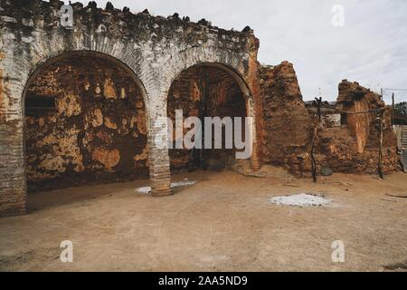 Tür und Wand der Alten oder sich verschlechternde adobe Haus in der Gemeinde oder ejido La Zollwesen in Alamos, Sonora Mexico. Dorf, Portale, Architektur © (© Foto: LuisGutierrez/NortePhoto.com) Puerta y de La Pared de adove Antigua o de deterioro de la mununidad o ejido La Aduana de Alamos, Sonora Mexico. Pueblo, Portales, arquitectrua © (© Foto: LuisGutierrez/NortePhoto.com) Stockfoto