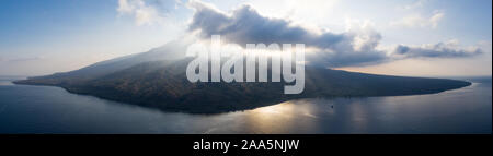 Helles Sonnenlicht beleuchtet die wunderschönen Vulkan der Iliape westlich von Flores in der Kleine Sunda Inseln von Indonesien. Dieser Bereich ist in den Ring des Feuers. Stockfoto