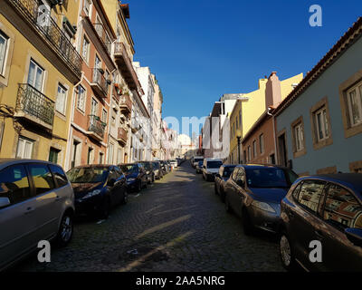 Reihe von Häusern in Lissabon typische Straße Stockfoto