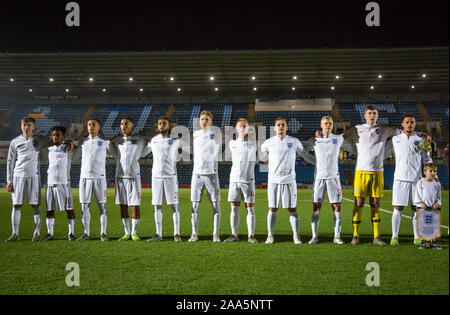 High Wycombe, UK. Nov, 2019 19. England Spieler können während der Nationalhymne während der internationalen Match zwischen England U20 und U21 im Adams Island Park, High Wycombe, England am 19. November 2019. Foto von Andy Rowland. Credit: PRiME Media Images/Alamy leben Nachrichten Stockfoto