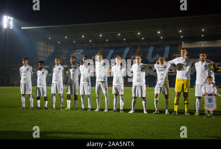 High Wycombe, UK. Nov, 2019 19. England Spieler können während der Nationalhymne während der internationalen Match zwischen England U20 und U21 im Adams Island Park, High Wycombe, England am 19. November 2019. Foto von Andy Rowland. Credit: PRiME Media Images/Alamy leben Nachrichten Stockfoto