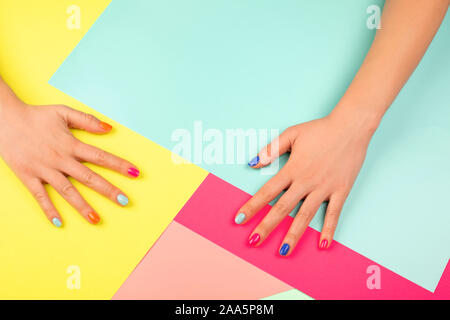 Neon Maniküre auf bunten hellen Hintergrund in trendigen Farben. Flach Stil. Stockfoto