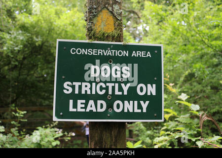 Ein Zeichen in einem Naturschutzgebiet, Warnung Hunde an der Leine Nur Stockfoto