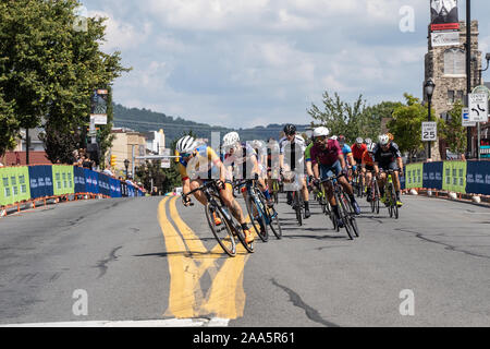 West Reading, PA, USA - August 3, 2019: Pack von Männern Radfahrer, Athleten in Radfahren Bike Race konkurrieren, Reiten in Richtung Kamera. Stockfoto