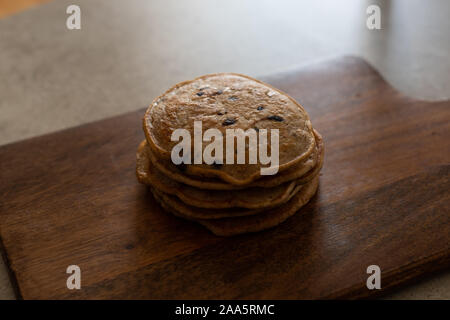 Stapel von Chocolate Chip vegane Pfannkuchen Stockfoto