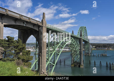 Eine historische Brücke, entworfen von Conde McCollough, trägt uns 101 über der Mündung des Yaquina Bay in Newport, Oregon Stockfoto