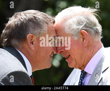 Der Prinz von Wales erhält ein hongi, die traditionelle Maori Gruß, wie er mit der Herzogin von Cornwall kommt für ihren Besuch in Waitangi Treaty Grounds, in der Bucht von Inseln, am vierten Tag des königlichen Besuch in Neuseeland. Stockfoto
