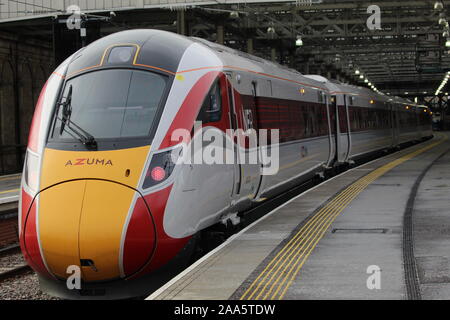 LNER Zug nach London am Bahnhof Waverley Edinburgh Stockfoto