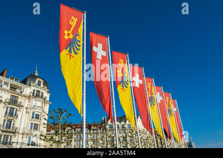 Schweiz, Genf, Quai Woodrow Wilson, Genf und Schweizer Fahne Banner Stockfoto