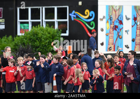 Schule Kinder als der Konvoi mit den Prinzen von Wales und die Herzogin von Cornwall kommt an Waitangi Treaty Grounds, in der Bucht von Inseln, am vierten Tag des königlichen Besuch in Neuseeland. Stockfoto