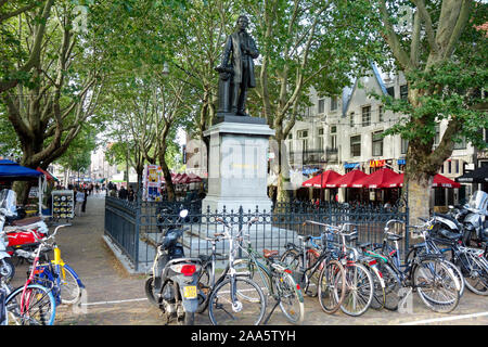 Statue des niederländischen Politikers und Staatsmannes Johan Rudolph Thorbecke (1798-1872) von Ferdinand Leenhoff, am Thorbeckeplein, Amsterdam, Niederlande. Stockfoto