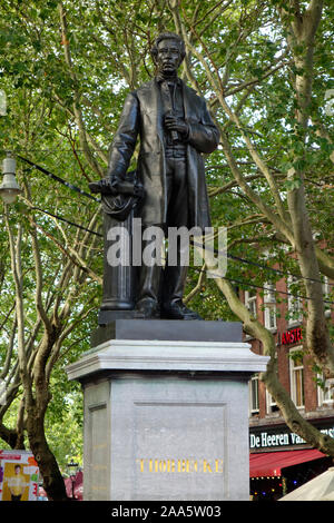 Statue des niederländischen Politikers und Staatsmannes Johan Rudolph Thorbecke (1798-1872) von Ferdinand Leenhoff, am Thorbeckeplein, Amsterdam, Niederlande. Stockfoto