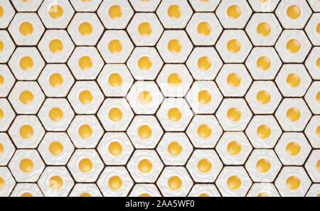 Sechseckige Muster mit Spiegelei gemacht Stockfoto