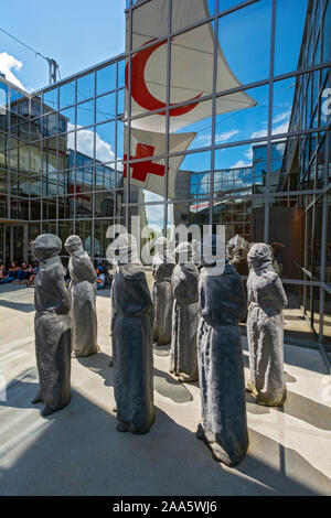 Schweiz, Genf, Internationale Rotkreuz- und Rothalbmondmuseum, Atrium, mixed media Skulpturen von Carl Bucher, "versteinerte" 1979 Stockfoto