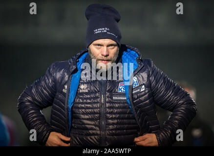 High Wycombe, UK. Nov, 2019 19. Island U21-Assistant Manager Eiður Guðjohnsen (Eidur Gudjohnsen) während der internationalen Match zwischen England U20 und U21 im Adams Island Park, High Wycombe, England am 19. November 2019. Foto von Andy Rowland. Credit: PRiME Media Images/Alamy leben Nachrichten Stockfoto