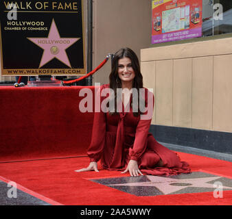 Los Angeles, USA. Nov, 2019 19. Schauspielerin Idina Menzel sitzt neben ihr Stern während einer doppelten Hollywood Walk of Fame Enthüllungsfeier in Los Angeles am Dienstag, 19. November 2019. Menzel erhielt die 2,682 nd Star und die Schauspielerin Kristen Bell die 2,681 st Stern auf dem berühmten Gehweg erhalten. Foto von Jim Ruymen/UPI Quelle: UPI/Alamy leben Nachrichten Stockfoto