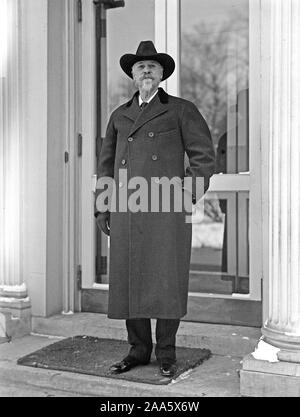 Buffalo Bill Cody. 1913-1917 stehen im Winter Mantel Stockfoto