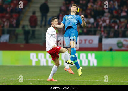 Warschau, Polen. Nov, 2019 19. Robert Lewandowski (L) von Polen konkurriert mit Jaka Bijol Sloweniens während der UEFA EURO 2020 Gruppe G qualifizierenden Fußballspiel zwischen Polen und Slowenien in Warschau, Polen, 19.11.2019. Quelle: Adam Starszynski/Xinhua/Alamy leben Nachrichten Stockfoto