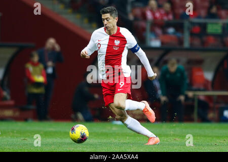 Warschau, Polen. Nov, 2019 19. Robert Lewandowski von Polen steuert die Kugel während der UEFA EURO 2020 Gruppe G qualifizierenden Fußballspiel zwischen Polen und Slowenien in Warschau, Polen, 19.11.2019. Quelle: Adam Starszynski/Xinhua/Alamy leben Nachrichten Stockfoto