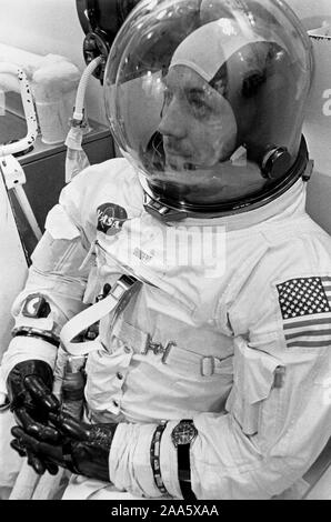 S 70-34687 (11 April 1970) - - - Astronaut John L. Swigert jr., Befehl Modul Pilot für die Apollo 13 Mission, hat gerade in der Kennedy Space Center (KSC) bemannte Raumfahrzeuge Operationen Gebäude während der Apollo 13 prelaunch Countdown geeignet. Stockfoto