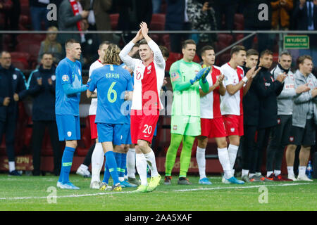 Warschau, Polen. Nov, 2019 19. Lukasz Piszczek (Vorne) von Polen begrüßt die Fans nach der UEFA Euro 2020 Gruppe G qualifizierenden Fußballspiel zwischen Polen und Slowenien in Warschau, Polen, 19.11.2019. Quelle: Adam Starszynski/Xinhua/Alamy leben Nachrichten Stockfoto