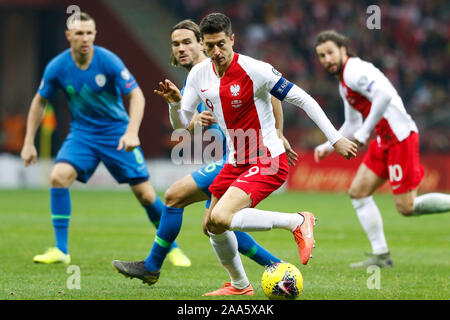 Warschau, Polen. Nov, 2019 19. Robert Lewandowski (2. R) der Polen steuert die Kugel während der UEFA EURO 2020 Gruppe G qualifizierenden Fußballspiel zwischen Polen und Slowenien in Warschau, Polen, 19.11.2019. Quelle: Adam Starszynski/Xinhua/Alamy leben Nachrichten Stockfoto