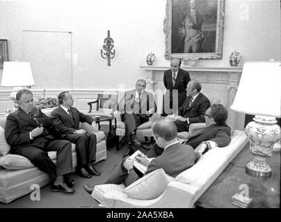 Präsident Ford und Edward Gierek, Erster Sekretär des Zentralkomitees der Polnischen Vereinigten Arbeiterpartei (PZPR), Treffen im Oval Office, während eines offiziellen Staatsbesuch. Ebenfalls vorhanden sind Stellvertretender Ministerpräsident der Planung Kommission der Volksrepublik Polen Mieczyslaw Jagielski, Minister für Auswärtige Angelegenheiten der Volksrepublik Polen Stephan Olszowska, Staatssekretär Henry Kissinger, nationaler Sicherheitsberater Brent Scowcroft, Generalleutnant und Dolmetscher Henryk Sokalski. Oktober 8, 1974. Stockfoto