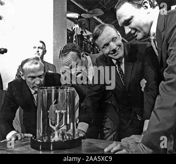 Apollo 11 Astronauten, (von links nach rechts) Edwin E. Aldrin Jr., Lunar Module Pilot; Michael Collins, Command Modul Pilot; und Neil A Armstrong, Commander, zeigen zwei Pfund Moon Rock zu Frank Taylor, Direktor der Smithsonian Institut in Washington D.C. Stockfoto