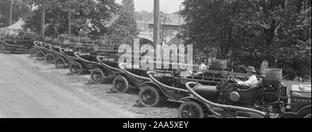 Schlauch Wagen für Regierung hergestellt; Howe Feuer Apparate Sales Co., Anderson, Indiana. Reihe von Wagen bereit für die Lieferung an die Regierung. 1918-1919 Stockfoto