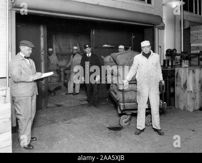 Branchen des Krieges - Kaugummi - WRIGLEY FACTORY Zollbeseher überwachung entladen und Wiegen der verklebten chicle Ca. 1917-1918 Stockfoto