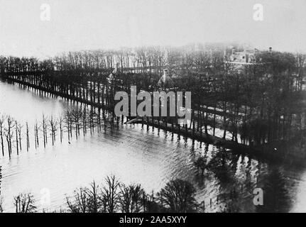 Ex-Kaiser's Haus der Zuflucht durch Überlaufen Rhein bedroht. Das Schloss in Amerongen, in der die Ex-Kaiser geblieben, durch die Wasser der Flut Rhein umgeben kann. 1918-1919 Stockfoto