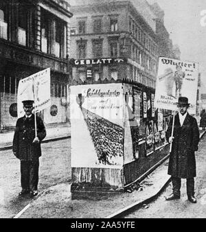 Deutsche Revolution - Wahl in Deutschland. Plakate und Poster der deutschen Sozialdemokratischen Parteien in Berlin ca. 1919 Stockfoto