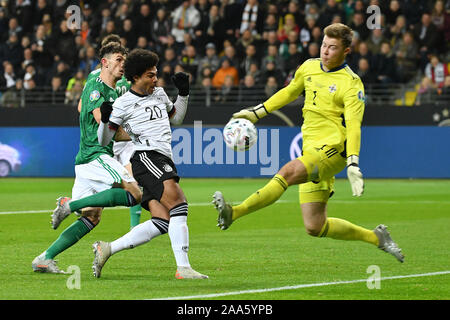 Frankfurt am Main, Deutschland. Nov, 2019 19. Serge Gnabry (2. R) in Deutschland schießt während der UEFA EURO 2020 Gruppe C qualifikationsspiel zwischen Deutschland und Nordirland in Frankfurt, Deutschland, 19.11.2019. Credit: Ulrich Hufnagel/Xinhua/Alamy leben Nachrichten Stockfoto