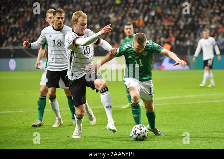 Frankfurt am Main, Deutschland. Nov, 2019 19. Julian Brandt (L, Vorderseite) von Deutschland Mias mit Shane Ferguson von Nordirland während der UEFA EURO 2020 Gruppe C qualifikationsspiel zwischen Deutschland und Nordirland in Frankfurt, Deutschland, 19.11.2019. Credit: Ulrich Hufnagel/Xinhua/Alamy leben Nachrichten Stockfoto