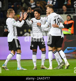 Frankfurt am Main, Deutschland. Nov, 2019 19. Serge Gnabry (2 L) von Deutschland feiert Zählen mit seinen Mannschaftskameraden während der UEFA EURO 2020 Gruppe C qualifikationsspiel zwischen Deutschland und Nordirland in Frankfurt, Deutschland, 19.11.2019. Credit: Ulrich Hufnagel/Xinhua/Alamy leben Nachrichten Stockfoto