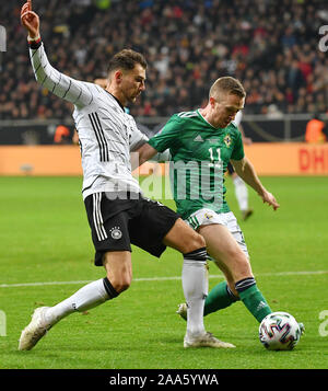 Frankfurt am Main, Deutschland. Nov, 2019 19. Leon Goretzka (L) von Deutschland Mias mit Shane Ferguson von Nordirland während der UEFA EURO 2020 Gruppe C qualifikationsspiel zwischen Deutschland und Nordirland in Frankfurt, Deutschland, 19.11.2019. Credit: Ulrich Hufnagel/Xinhua/Alamy leben Nachrichten Stockfoto