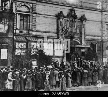 Deutsche Revolution - Wahl in Deutschland. Die Menschenmassen, die kontinuierlich die Umfrage in der Nähe der Potsdamer Palast, Berlin ca. 1919 Stockfoto