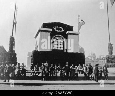 Der Platz wurde früher als 'Peter's Square", nach dem Der Bronzene Reiter Denkmal von Katharina die Große im Jahr 1782 errichtet, die Peter der Große bekannt. 1925 wurde der Ort umbenannt in "ecembrist Square", der 100-Jahrfeier der Decembrist Revolte gegen die imperiale Macht zu markieren. Es ist jetzt als Senats-rock Square" bekannt. Stockfoto