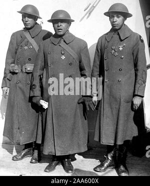 WW ich Fotos - Farbig/Afrikanische amerikanische Truppen - Original Bildunterschrift: Offiziere der berühmten farbigen Regiment, das kam nach Hause auf der "Frankreich." Von links nach rechts: Maj. J.R. Weiß; Oberstleutnant Otis B. Duncan, höchste farbige Offizier in der US-Armee; Leutnant W.J. Warfield. Die erste von Col1 l William Hayw 2/10/1919 Stockfoto