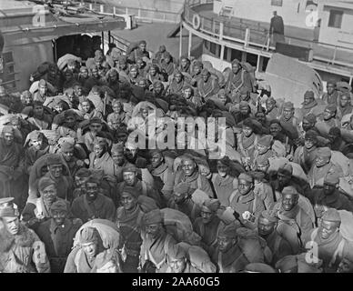 WW ich Fotos - Farbig/Afrikanische amerikanische Truppen - farbigen Truppen - 351 Field Artillery farbigen Truppen auf dem Deck der "Louisville." Teil der Staffel 'A' 351 Artillerie, farbigen Truppen, die auf dem Transport Louisville zurück. Diese Männer sind meist aus Pennsylvania Ca. 1917-1918 Stockfoto