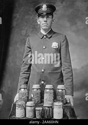 Essen Verwaltung - Anti-Waste Kampagne - Henry M. Jett, Polizist, der die US-Administration Unterpfand im Herbst 1917 unterzeichneten vorformulierten das Produzieren von seinem Garten Stockfoto